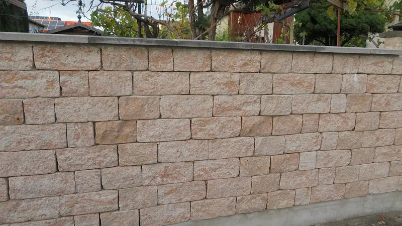 Garten Bern Gartenpflege Gartenbau: Neu gebaute Natursteinmauer als Gartenmauer mit Bepflanzung