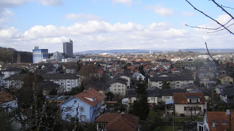 Blick vom Ostermundigenberg auf Wiesen und Wald